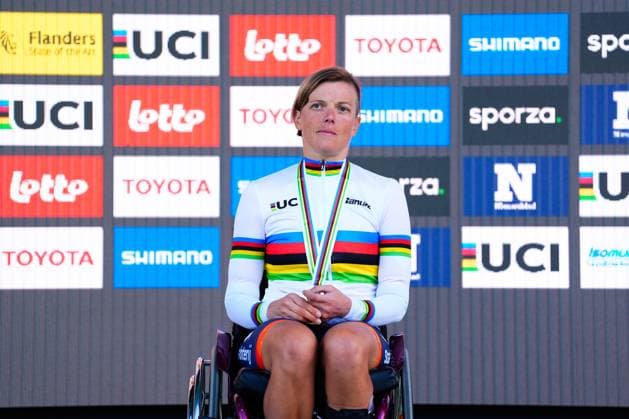 2025 UCI Para-cycling Road World Championships Picture by Olly Hassell SWpix.com - 28 08 2025 - Cycling - 2025 UCI Para-cycling Road World Championships - Ronse, Flanders, Belgium - Marieke Van Soest (Netherlands) receiving the Gold Medal to become World Champion Copyright: x xSWpix.comx(t axPhotographyxHubxLtd)xOllyxHassell SWpix.comx SWP-3069-0389