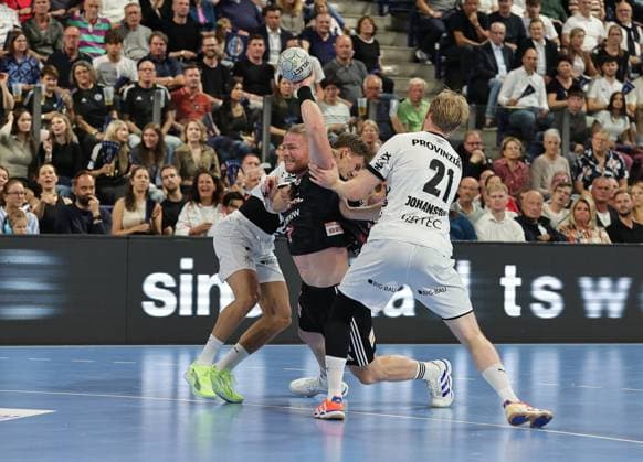 28.08.2025 - Handball - 1. Bundesliga DAIKIN HBL - Saison 2025 2026 - 01. Spieltag: HC Erlangen Metropolregion Nürnberg HCE - THW Kiel - DaMa - xdaxmax - Rune Dahmke (23, THW Kiel ) Maciej Gebala (77, HC Erlangen HCE ) Eric Johansson (21, THW Kiel )