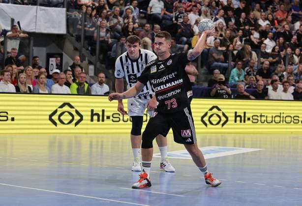 28.08.2025 - Handball - 1. Bundesliga DAIKIN HBL - Saison 2025 2026 - 01. Spieltag: HC Erlangen Metropolregion Nürnberg HCE - THW Kiel - DaMa - xdaxmax - Viggo Kristjansson (73, HC Erlangen HCE )