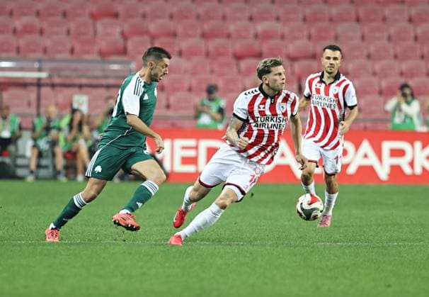 Samsunspor v Panathinaikos - UEFA Europa League SAMSUN, TURKIYE - AUGUST 28: Logi Tomasson (17) of Samsunspor in action during UEFA Europa League playoff round second leg football match between Samsunspor and Panathinaikos at 19 May Stadium in Samsun, Turkiye on August 28, 2025. Veysel Altun Anadolu Samsun Turkey. Editorial use only. Please get in touch for any other usage.  Copyright: x2025xAnadoluxVeyselxAltunx