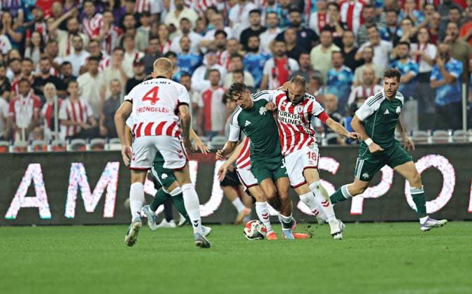 Samsunspor v Panathinaikos - UEFA Europa League SAMSUN, TURKIYE - AUGUST 28:Zeki Yavru (18) of Samsunspor in action during UEFA Europa League playoff round second leg football match between Samsunspor and Panathinaikos at 19 May Stadium in Samsun, Turkiye on August 28, 2025. Veysel Altun Anadolu Samsun Turkey. Editorial use only. Please get in touch for any other usage.  Copyright: x2025xAnadoluxVeyselxAltunx