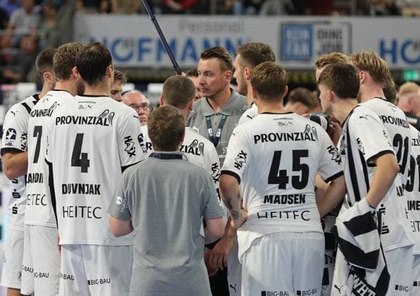 28.08.2025 - Handball - 1. Bundesliga DAIKIN HBL - Saison 2025 2026 - 01. Spieltag: HC Erlangen Metropolregion Nürnberg HCE - THW Kiel - DaMa - xdaxmax - Filip Jicha (Trainer THW Kiel ) gibt Anweisungen an Mannschaft Team