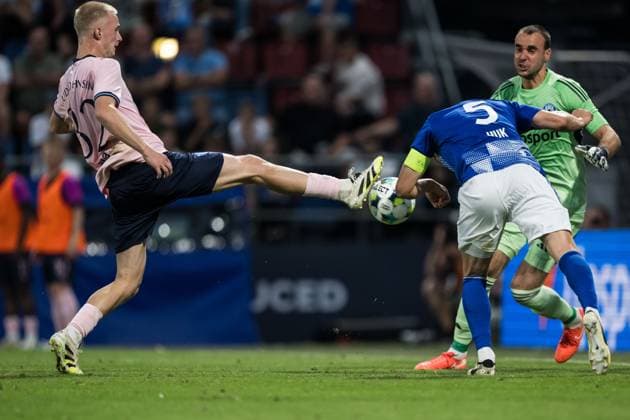 250828 Daniel Gudjohnsen of Malmö FF scores 0-1 behind goalkeeper Matus Hruska of SK Sigma Olomouc during the second leg UEFA Europa League play-off football match between SK Sigma Olomouc and Malmö FF on August 28, 2025 in Olomouc. Photo: Petter Arvidson BILDBYRAN kod PA PA1072 fotboll football soccer fotball uefa europa league europa league malmö ff sk sigma olomouc bbeng playoff Copyright: PETTERxARVIDSON BB250828PA120