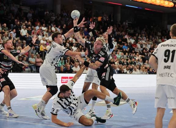 28.08.2025 - Handball - 1. Bundesliga DAIKIN HBL - Saison 2025 2026 - 01. Spieltag: HC Erlangen Metropolregion Nürnberg HCE - THW Kiel - DaMa - xdaxmax - Marek Nissen (6, HC Erlangen HCE ) im Angriff