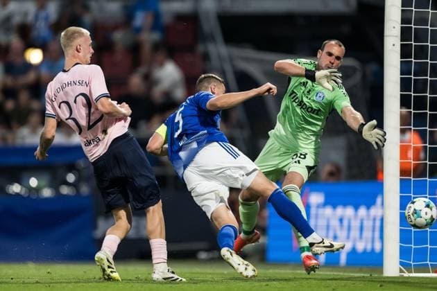 250828 Daniel Gudjohnsen of Malmö FF scores 0-1 behind Tomas Huk and goalkeeper Matus Hruska of SK Sigma Olomouc during the second leg UEFA Europa League play-off football match between SK Sigma Olomouc and Malmö FF on August 28, 2025 in Olomouc. Photo: Petter Arvidson BILDBYRAN kod PA PA1072 fotboll football soccer fotball uefa europa league europa league malmö ff sk sigma olomouc bbeng playoff Copyright: PETTERxARVIDSON BB250828PA129