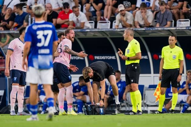 250828 Pontus Jansson of Malmö FF and Referee Radu Petrescu during the second leg UEFA Europa League play-off football match between SK Sigma Olomouc and Malmö FF on August 28, 2025 in Olomouc. Photo: Petter Arvidson BILDBYRAN kod PA PA1072 fotboll football soccer fotball uefa europa league europa league malmö ff sk sigma olomouc bbeng playoff Copyright: PETTERxARVIDSON BB250828PA133