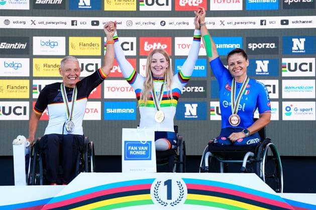 2025 UCI Para-cycling Road World Championships Picture by Olly Hassell SWpix.com - 28 08 2025 - Cycling - 2025 UCI Para-cycling Road World Championships - Ronse, Flanders, Belgium - Women H5 Individual Time Trial (ITT)Podium - Chantal Haenen (Netherlands) receiving the Gold Medal to become World Champion, Andrea Eskau (Germany) receiving the Silver Medal and Ana Maria Vitelaru (Italy) receiving the Bronze Medal Copyright: x xSWpix.comx(t axPhotographyxHubxLtd)xOllyxHassell SWpix.comx SWP-3069-0402