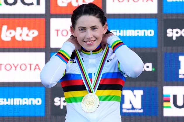 2025 UCI Para-cycling Road World Championships Picture by Olly Hassell SWpix.com - 28 08 2025 - Cycling - 2025 UCI Para-cycling Road World Championships - Ronse, Flanders, Belgium - Women H3 Individual Time Trial (ITT) Podium - Lauren Parker (Australia) receiving the Gold Medal to become World Champion Copyright: x xSWpix.comx(t axPhotographyxHubxLtd)xOllyxHassell SWpix.comx SWP-3069-0416