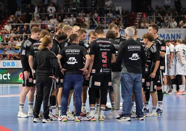 28.08.2025 - Handball - 1. Bundesliga DAIKIN HBL - Saison 2025 2026 - 01. Spieltag: HC Erlangen Metropolregion Nürnberg HCE - THW Kiel - DaMa - xdaxmax - Johannes Sellin ( Trainer HC Erlangen HCE ) gibt Anweisungen in Auszeit