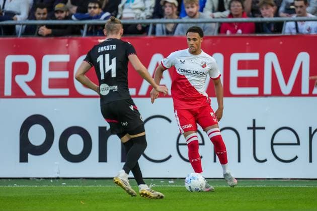 2025-08-28 FC Utrecht v Zrinjski Mostar - UEFA Europa League Playoff Round Second Leg UTRECHT, NETHERLANDS - AUGUST 28: Matej Sakota of Zrinjski Mostar defends Adrian Blake of FC Utrecht during the UEFA Europa League Playoff Round Second Leg match between FC Utrecht and Zrinjski Mostar at Stadion Galgenwaard on August 28, 2025 in Utrecht, Netherlands. Utrecht Stadion Galgenwaard Netherlands Content not available for redistribution in The Netherlands directly or indirectly through any third parties. Copyright: xJorisxVerwijstx