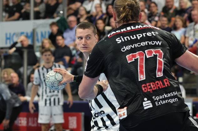 28.08.2025 - Handball - 1. Bundesliga DAIKIN HBL - Saison 2025 2026 - 01. Spieltag: HC Erlangen Metropolregion Nürnberg HCE - THW Kiel - DaMa - xdaxmax - Elias Ellefsen a Skipagotu (71, THW Kiel ) Maciej Gebala (77, HC Erlangen HCE )