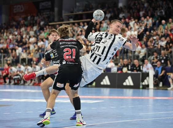 28.08.2025 - Handball - 1. Bundesliga DAIKIN HBL - Saison 2025 2026 - 01. Spieltag: HC Erlangen Metropolregion Nürnberg HCE - THW Kiel - DaMa - xdaxmax - Christopher Bissel (21, HC Erlangen HCE ) Elias Ellefsen a Skipagotu (71, THW Kiel )