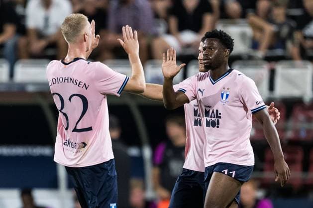 250828 Emmanuel Ekong of Malmö FF celebrates with Daniel Gudjohnsen after 0-2 during the second leg UEFA Europa League play-off football match between SK Sigma Olomouc and Malmö FF on August 28, 2025 in Olomouc. Photo: Petter Arvidson BILDBYRAN kod PA PA1072 fotboll football soccer fotball uefa europa league europa league malmö ff sk sigma olomouc bbeng playoff jubel Copyright: PETTERxARVIDSON BB250828PA146