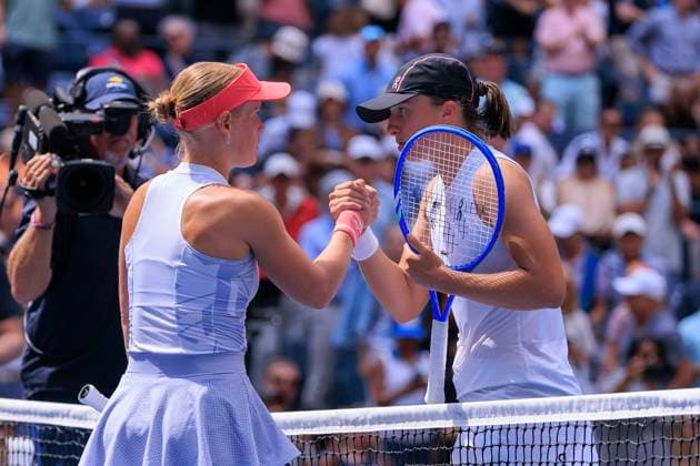 August 28, 2025, Flushing Meadows, New York, USA: Iga Swiatek shakes hands with Suzan Lamens after winning her match on Day 5 of the 2025 US Open at USTA Billie Jean King National Tennis Center on Thursday August 28, 2025 in the Flushing neighborhood of the Queens borough of New York City. JAVIER ROJAS PI Flushing Meadows USA - ZUMAp124 20250828_zaa_p124_015 Copyright: xJavierxRojasx
