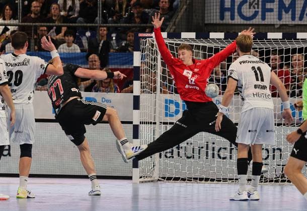 28.08.2025 - Handball - 1. Bundesliga DAIKIN HBL - Saison 2025 2026 - 01. Spieltag: HC Erlangen Metropolregion Nürnberg HCE - THW Kiel - DaMa - xdaxmax - Maciej Gebala (77, HC Erlangen HCE ) Leon Nowottny (12, THW Kiel )