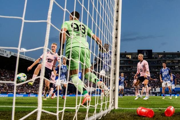 250828 Daniel Gudjohnsen of Malmö FF scores the 0-1 goal against goalkeeper Matus Hruska of SK Sigma Olomouc during the second leg UEFA Europa League play-off football match between SK Sigma Olomouc and Malmö FF on August 28, 2025 in Olomouc. Photo: Petter Arvidson BILDBYRAN kod PA PA1072 fotboll football soccer fotball uefa europa league europa league malmö ff sk sigma olomouc bbeng playoff Copyright: PETTERxARVIDSON BB250828PA160