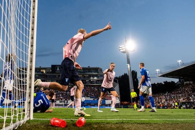 250828 Daniel Gudjohnsen of Malmö FF celebrates after his 0-1 goal with Jens Stryger Larsen during the second leg UEFA Europa League play-off football match between SK Sigma Olomouc and Malmö FF on August 28, 2025 in Olomouc. Photo: Petter Arvidson BILDBYRAN kod PA PA1072 fotboll football soccer fotball uefa europa league europa league malmö ff sk sigma olomouc bbeng playoff jubel Copyright: PETTERxARVIDSON BB250828PA161