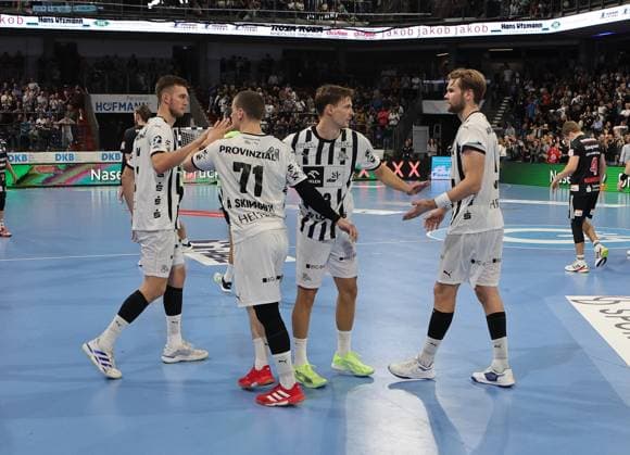 28.08.2025 - Handball - 1. Bundesliga DAIKIN HBL - Saison 2025 2026 - 01. Spieltag: HC Erlangen Metropolregion Nürnberg HCE - THW Kiel - DaMa - xdaxmax - Jubel Freude nach Spielende - Mannschaft Team des THW Kiel klatscht nach Spielende ab
