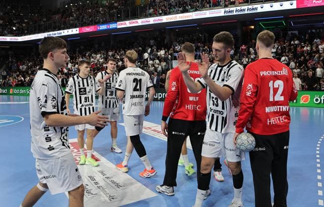 28.08.2025 - Handball - 1. Bundesliga DAIKIN HBL - Saison 2025 2026 - 01. Spieltag: HC Erlangen Metropolregion Nürnberg HCE - THW Kiel - DaMa - xdaxmax - Jubel Freude nach Spielende - Mannschaft Team des THW Kiel klatscht nach Spielende ab
