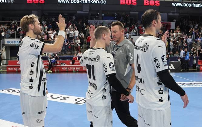 28.08.2025 - Handball - 1. Bundesliga DAIKIN HBL - Saison 2025 2026 - 01. Spieltag: HC Erlangen Metropolregion Nürnberg HCE - THW Kiel - DaMa - xdaxmax - Jubel Freude nach Spielende - Filip Jicha (Trainer THW Kiel ) klatscht mit Petter Overby (11, THW Kiel ) Elias Ellefsen a Skipagotu (71, THW Kiel ) Domagoj Duvnjak (4, THW Kiel ) ab