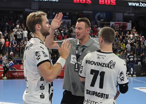 28.08.2025 - Handball - 1. Bundesliga DAIKIN HBL - Saison 2025 2026 - 01. Spieltag: HC Erlangen Metropolregion Nürnberg HCE - THW Kiel - DaMa - xdaxmax - Jubel Freude nach Spielende - Filip Jicha (Trainer THW Kiel ) klatscht mit Petter Overby (11, THW Kiel ) Elias Ellefsen a Skipagotu (71, THW Kiel ) ab