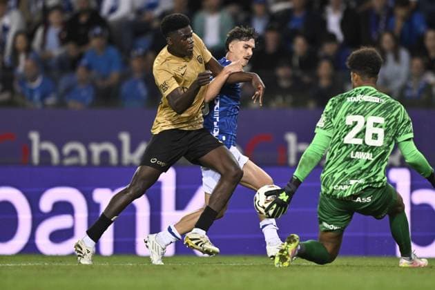 Genk s Josue Kongolo and Lech Poznan s Pablo Rodriguez fight for the ball during a soccer match between Belgian soccer team KRC Genk and Polish team KKS Lech Poznan, in Genk on Thursday 28 August 2025, the return leg in the play-offs of the UEFA Europa League competition. Genk won the first leg 1-5. JOHAN EYCKENS JohanxEyckens  x132681381x