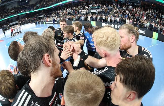 28.08.2025 - Handball - 1. Bundesliga DAIKIN HBL - Saison 2025 2026 - 01. Spieltag: HC Erlangen Metropolregion Nürnberg HCE - THW Kiel - DaMa - xdaxmax - Mannschaft Team des HC Erlangen HCE enttäuscht Enttäuschung nach Spielende