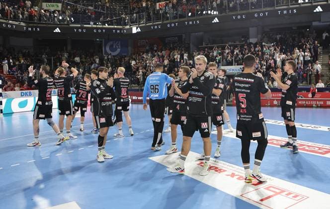 28.08.2025 - Handball - 1. Bundesliga DAIKIN HBL - Saison 2025 2026 - 01. Spieltag: HC Erlangen Metropolregion Nürnberg HCE - THW Kiel - DaMa - xdaxmax - Mannschaft Team des HC Erlangen HCE enttäuscht Enttäuschung nach Spielende