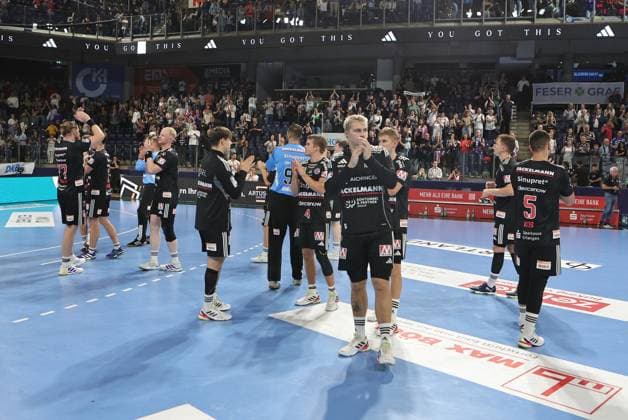 28.08.2025 - Handball - 1. Bundesliga DAIKIN HBL - Saison 2025 2026 - 01. Spieltag: HC Erlangen Metropolregion Nürnberg HCE - THW Kiel - DaMa - xdaxmax - Mannschaft Team des HC Erlangen HCE enttäuscht Enttäuschung nach Spielende