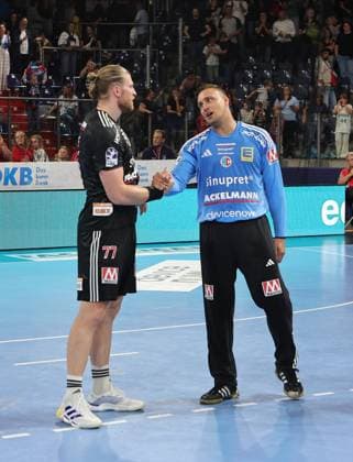 28.08.2025 - Handball - 1. Bundesliga DAIKIN HBL - Saison 2025 2026 - 01. Spieltag: HC Erlangen Metropolregion Nürnberg HCE - THW Kiel - DaMa - xdaxmax - Maciej Gebala (77, HC Erlangen HCE ) Dario Quenstedt (1, HC Erlangen HCE ) enttäuscht Enttäuschung nach Spielende