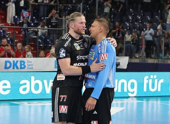 28.08.2025 - Handball - 1. Bundesliga DAIKIN HBL - Saison 2025 2026 - 01. Spieltag: HC Erlangen Metropolregion Nürnberg HCE - THW Kiel - DaMa - xdaxmax - Maciej Gebala (77, HC Erlangen HCE ) Dario Quenstedt (1, HC Erlangen HCE ) enttäuscht Enttäuschung nach Spielende