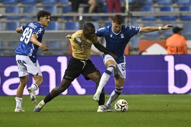 Genk s Ken Nkuba and Lech Poznan s Kornel Lisman fight for the ball during a soccer match between Belgian soccer team KRC Genk and Polish team KKS Lech Poznan, in Genk on Thursday 28 August 2025, the return leg in the play-offs of the UEFA Europa League competition. Genk won the first leg 1-5. JOHAN EYCKENS JohanxEyckens  x132681517x