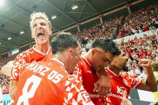 celebrate the goal, Torjubel zum 4:1 Nadiem Amiri (1. FSV Mainz 05, 10) mit Nelson Weiper (1. FSV Mainz 05, 44), Paul Nebel (1. FSV Mainz 05, 8) - 28.08.2025 1. FSV Mainz 05 vs. Rosenborg Trondheim, MEWA Arena, Europa Conference League Qualifikation Rückspiel *** celebrate the goal, goal celebration for 4 1 Nadiem Amiri 1 FSV Mainz 05, 10 with Nelson Weiper 1 FSV Mainz 05, 44 , Paul Nebel 1 FSV Mainz 05, 8 28 08 2025 1 FSV Mainz 05 vs Rosenborg Trondheim, MEWA Arena, Europa Conference League Qualification second leg