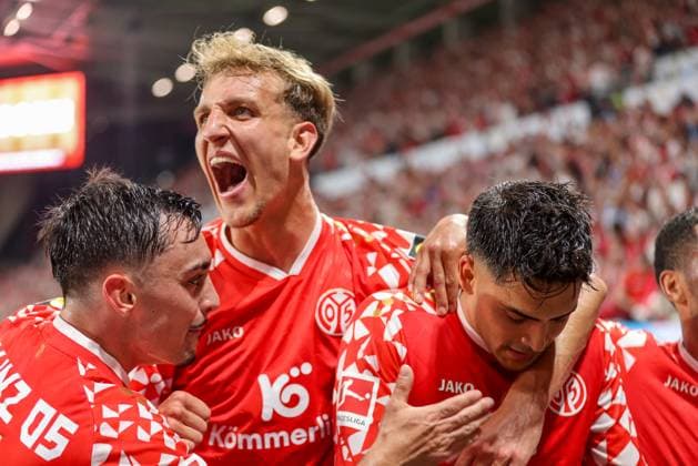 DEU, Mainz, FSV Mainz 05 vs Rosenborg Trondheim, Conference League, UEFA, MEWA Arena, Qualifikation, im Bild: Nadiem Amiri (Mainz 05 10) erzielt das Tor zum 4:1, Jubel und Freude mit dem Team, Nelson Weiper (Mainz 05 44) DFB DFL REGULATIONS PROHIBIT ANY USE OF PHOTOGRAPHS AS IMAGE SEQUENCES AND OR QUASI-VIDEO, 28.08.2025, *** DEU, Mainz, FSV Mainz 05 vs Rosenborg Trondheim, Conference League, UEFA, MEWA Arena, qualification, in the picture Nadiem Amiri Mainz 05 10 scores the goal for 4 1, cheers and joy with the team, Nelson Weiper Mainz 05 44 DFB DFL REGULATIONS PROHIBIT ANY USE OF PHOTOGRAPHS AS IMAGE SEQUENCES AND OR QUASI VIDEO, 28 08 2025, Copyright: HMBxMedia HendrikxHamelau