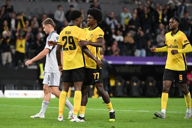 28.08.2025, Bern, Wankdorf, Uefa Europa League, Playoffs, BSC Young Boys - Slovan Bratislava, 77 Joel Monteiro (Young Boys) gratuliert 29 Chris Bedia (Young Boys) zu seinem Treffer zum 2:0. Bern Wankdorf Bern Switzerland Copyright: xJustPictures.ch ManuelxWinterbergerx jp-de-MaWi-MWI_1316