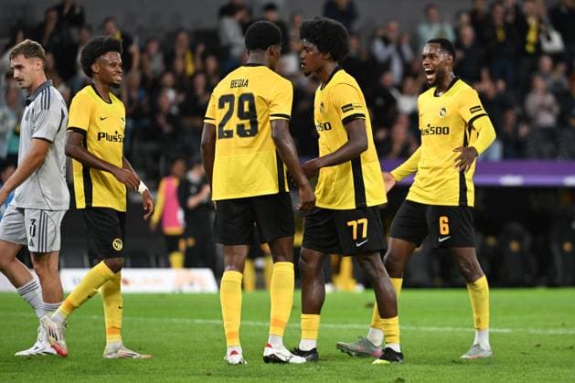 28.08.2025, Bern, Wankdorf, Uefa Europa League, Playoffs, BSC Young Boys - Slovan Bratislava, 77 Joel Monteiro (Young Boys) und 6 Edimilson Fernandes (Young Boys) gratulieren 29 Chris Bedia (Young Boys) zu seinem Treffer zum 2:0. Bern Wankdorf Bern Switzerland Copyright: xJustPictures.ch ManuelxWinterbergerx jp-de-MaWi-MWI_1319