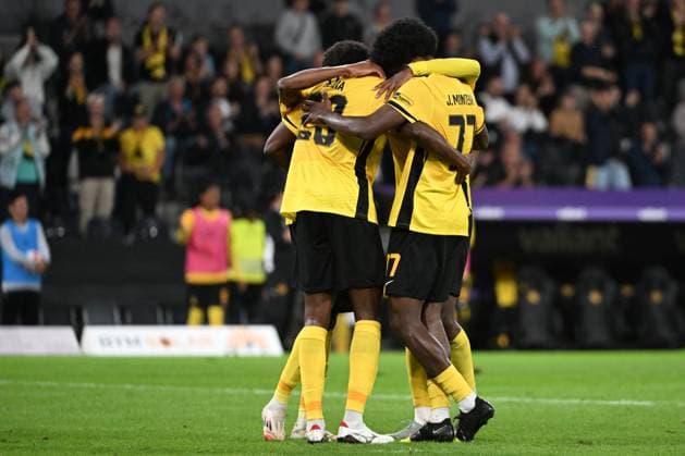 28.08.2025, Bern, Wankdorf, Uefa Europa League, Playoffs, BSC Young Boys - Slovan Bratislava, die Spieler vom BSC Young Boys freuen sich über den Treffer von 29 Chris Bedia (Young Boys) zum 2:0. Bern Wankdorf Bern Switzerland Copyright: xJustPictures.ch ManuelxWinterbergerx jp-de-MaWi-MWI_1324