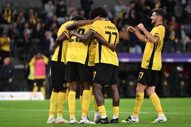 28.08.2025, Bern, Wankdorf, Uefa Europa League, Playoffs, BSC Young Boys - Slovan Bratislava, die Spieler vom BSC Young Boys freuen sich über den Treffer von 29 Chris Bedia (Young Boys) zum 2:0. Bern Wankdorf Bern Switzerland Copyright: xJustPictures.ch ManuelxWinterbergerx jp-de-MaWi-MWI_1327A