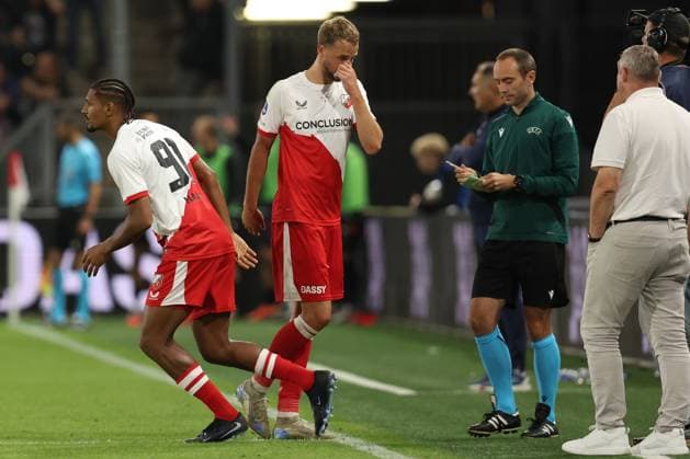 Sebastien Haller of FC Utrecht is substituted for David Min of FC Utrecht during the match FC Utrecht - Zrinjski at the Galgenwaard for the Europa League (play-off) season 2024-2025 in Utrecht, Netherlands on 28 august 2025, (photo by Peter Lous EYE4images DeFodi Images)