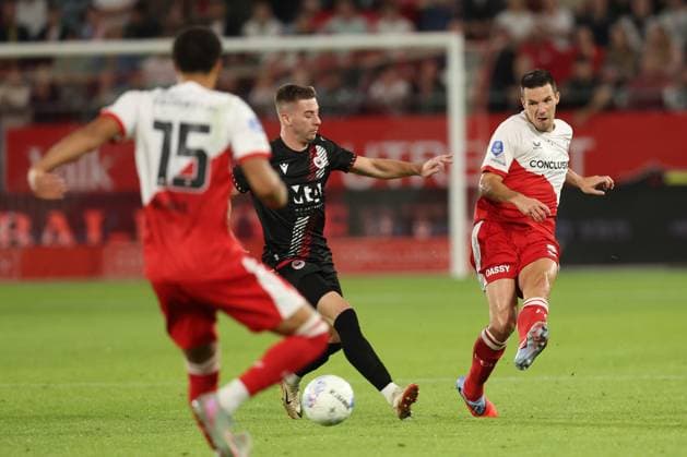 Nick Viergever of FC Utrecht passes the ball during the match FC Utrecht - Zrinjski at the Galgenwaard for the Europa League (play-off) season 2024-2025 in Utrecht, Netherlands on 28 august 2025, (photo by Peter Lous EYE4images DeFodi Images)