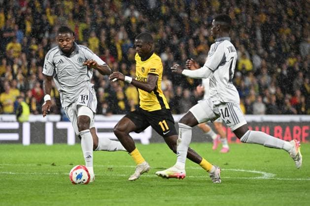 28.08.2025, Bern, Wankdorf, Uefa Europa League, Playoffs, BSC Young Boys - Slovan Bratislava, 11 Ebrima Colley (Young Boys) gegen 19 Sidoine Chounkwi Fogning (Bratislava) und 14 Alasana Yirajang (Bratislava). Bern Wankdorf Bern Switzerland Copyright: xJustPictures.ch ManuelxWinterbergerx jp-de-MaWi-MWI_1366