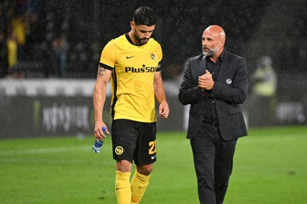 28.08.2025, Bern, Wankdorf, Uefa Europa League, Playoffs, BSC Young Boys - Slovan Bratislava, 23 Loris Benito (Young Boys) im Gespräch mit Trainer Giorgio Contini. Bern Wankdorf Bern Switzerland Copyright: xJustPictures.ch ManuelxWinterbergerx jp-de-MaWi-MWI_1403