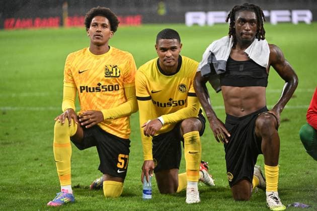 28.08.2025, Bern, Wankdorf, Uefa Europa League, Playoffs, BSC Young Boys - Slovan Bratislava, v.l.n.r. 57 Olivier Mambwa (Young Boys), 45 Rayan Raveloson (Young Boys) und 4 Tanguy Zoukrou (Young Boys) nach dem Sieg. Bern Wankdorf Bern Switzerland Copyright: xJustPictures.ch ManuelxWinterbergerx jp-de-MaWi-MWI_1445