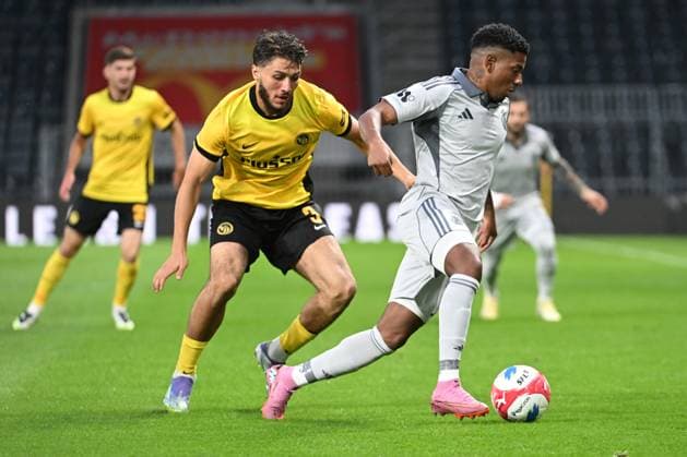 28.08.2025, Bern, Wankdorf, Uefa Europa League, Playoffs, BSC Young Boys - Slovan Bratislava, 3 Jaouen Hadjam (Young Boys) gegen 28 Cesar Blackman (Bratislava). Bern Wankdorf Bern Switzerland Copyright: xJustPictures.ch ManuelxWinterbergerx jp-de-MaWi-MWI_1136