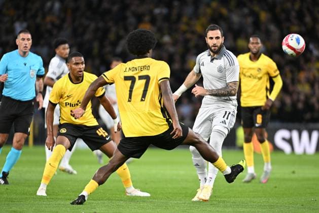28.08.2025, Bern, Wankdorf, Uefa Europa League, Playoffs, BSC Young Boys - Slovan Bratislava, 77 Joel Monteiro (Young Boys) gegen 11 Tigran Barseghyan (Bratislava). Bern Wankdorf Bern Switzerland Copyright: xJustPictures.ch ManuelxWinterbergerx jp-de-MaWi-MWI_1141