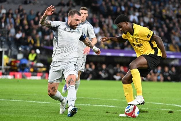 28.08.2025, Bern, Wankdorf, Uefa Europa League, Playoffs, BSC Young Boys - Slovan Bratislava, 4 Guram Kashia (Bratislava) gegen 29 Chris Bedia (Young Boys). Bern Wankdorf Bern Switzerland Copyright: xJustPictures.ch ManuelxWinterbergerx jp-de-MaWi-MWI_1161