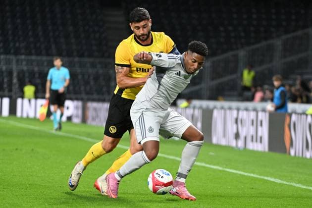 28.08.2025, Bern, Wankdorf, Uefa Europa League, Playoffs, BSC Young Boys - Slovan Bratislava, 23 Loris Benito (Young Boys) gegen 28 Cesar Blackman (Bratislava). Bern Wankdorf Bern Switzerland Copyright: xJustPictures.ch ManuelxWinterbergerx jp-de-MaWi-MWI_1184
