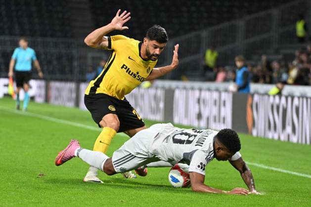 28.08.2025, Bern, Wankdorf, Uefa Europa League, Playoffs, BSC Young Boys - Slovan Bratislava, 23 Loris Benito (Young Boys) gegen 28 Cesar Blackman (Bratislava). Bern Wankdorf Bern Switzerland Copyright: xJustPictures.ch ManuelxWinterbergerx jp-de-MaWi-MWI_1185