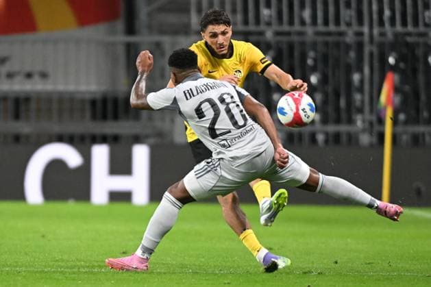 28.08.2025, Bern, Wankdorf, Uefa Europa League, Playoffs, BSC Young Boys - Slovan Bratislava, 3 Jaouen Hadjam (Young Boys) gegen 38 Cesar Blackman (Bratislava). Bern Wankdorf Bern Switzerland Copyright: xJustPictures.ch ManuelxWinterbergerx jp-de-MaWi-MWI_1205