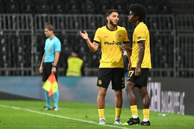 28.08.2025, Bern, Wankdorf, Uefa Europa League, Playoffs, BSC Young Boys - Slovan Bratislava, 3 Jaouen Hadjam (Young Boys) im Gespräch mit 77 Joel Monteiro (Young Boys). Bern Wankdorf Bern Switzerland Copyright: xJustPictures.ch ManuelxWinterbergerx jp-de-MaWi-MWI_1214